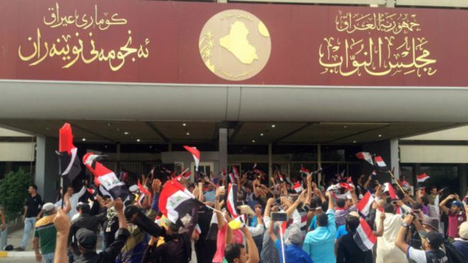 هواداران مقتدی صدر پارلمان عراق را اشغال کردند