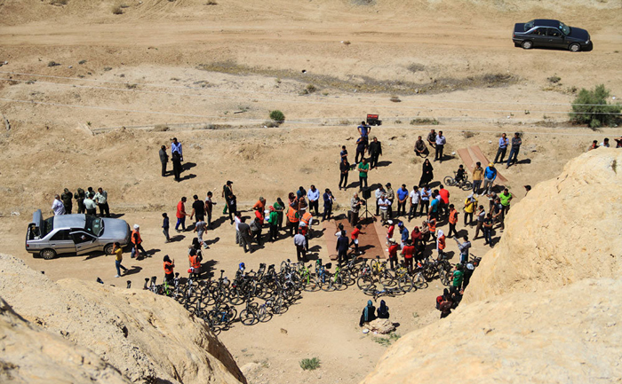 (تصاویر) زنجیره انسانی برای نجات یک تپه