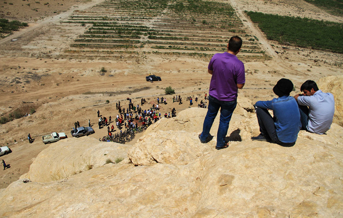 (تصاویر) زنجیره انسانی برای نجات یک تپه