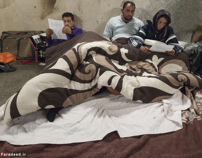 (تصاویر) کارتن خوابی پناهجویان بیخ گوش خاندان سلطنتی