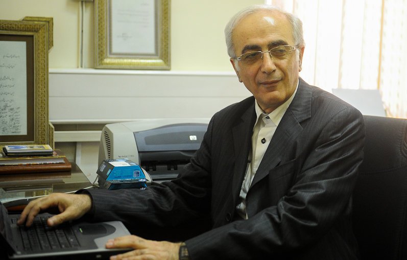 تجلیل احمد توکلی از یک کارشناس با موهای سپید