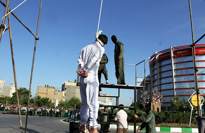 (تصاویر) اعدام قاتل طلافروش در مشهد