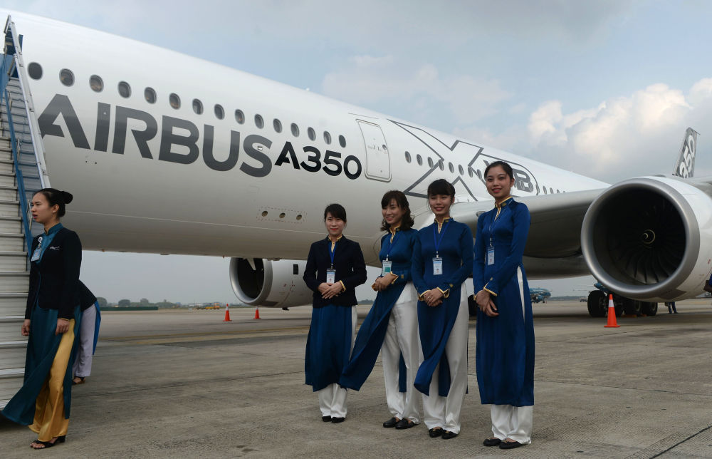 (تصاویر) زنان مهماندار در هواپیمایی‌های جهان