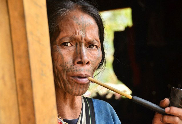 (تصاویر)آرایش دردناک زنان میانمار