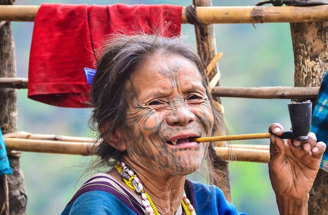 (تصاویر)آرایش دردناک زنان میانمار