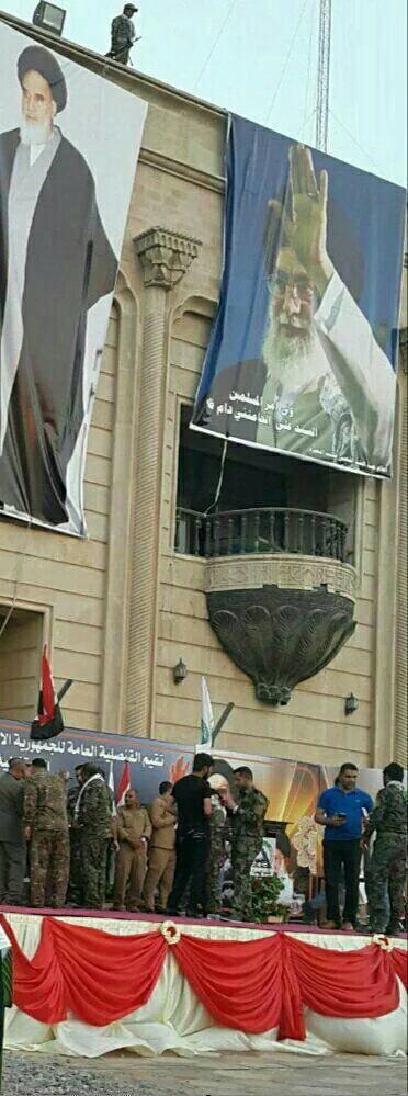 بنر امام و رهبری بر بالکن کاخ صدام