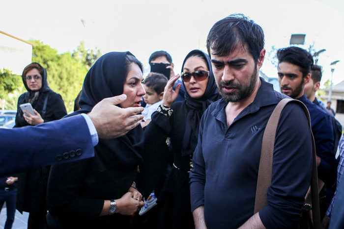 (تصاویر) شهاب حسینی و همسرش در ختم مرحومه صدیقه حکمت