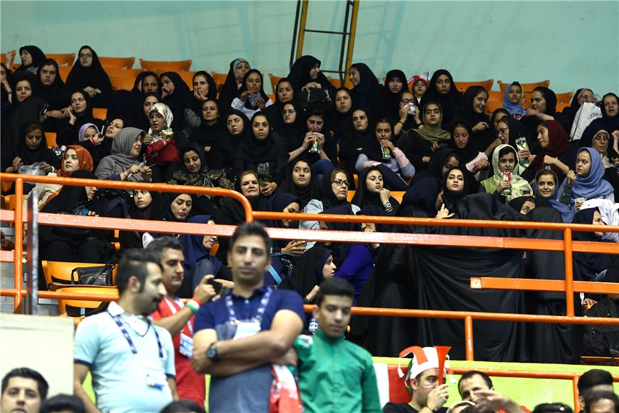 بانوان ایرانی به استادیوم آزادی راه پیدا کردند +(عکس)