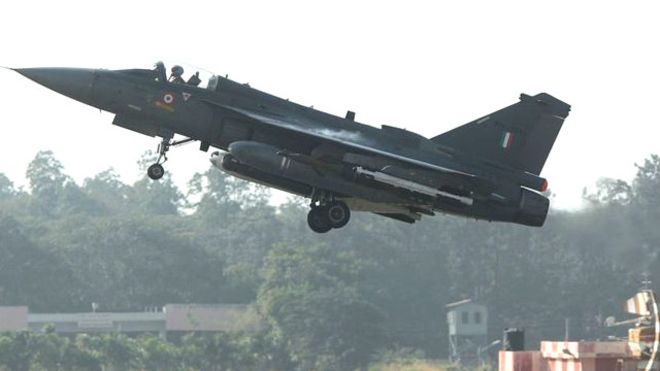نخستین جنگنده ساخت هند در آسمان پرواز کرد