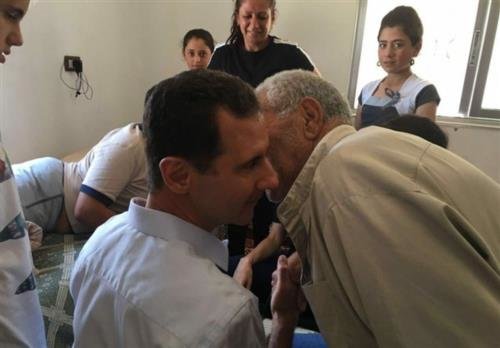 عیادت اسد و همسرش از مجروحان جنگ +(تصاویر)