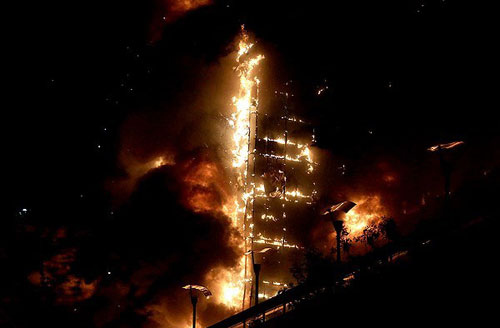 (تصاویر) آتش سوزی گسترده برج سلمان مشهد
