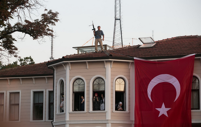 (تصا.یر) سخنرانی اردوغان مقابل خانه‌اش