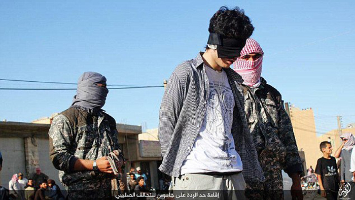 (تصاویر) داعش قلب جوانی را با چاقو درید