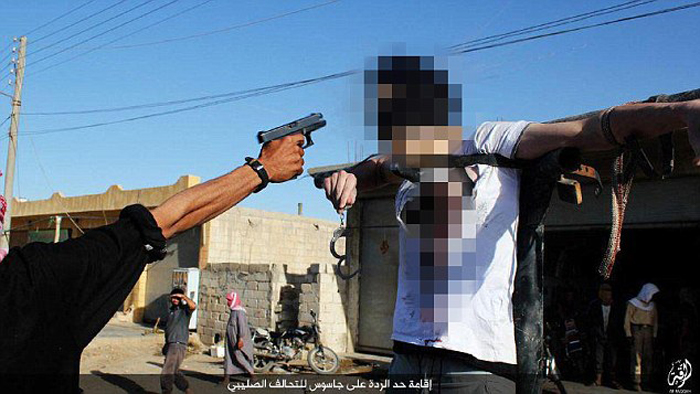 (تصاویر) داعش قلب جوانی را با چاقو درید