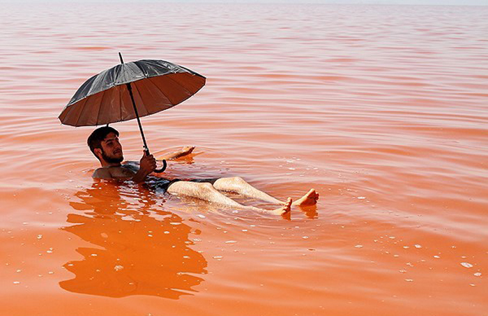 (تصاویر) دریاچه ارومیه قرمز شد