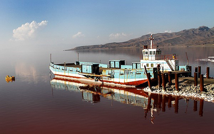 (تصاویر) دریاچه ارومیه قرمز شد