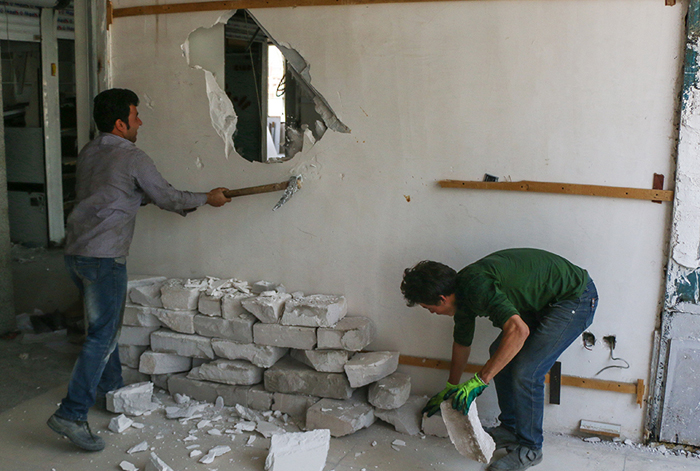 (تصاویر) تخریب دیوارهای 
