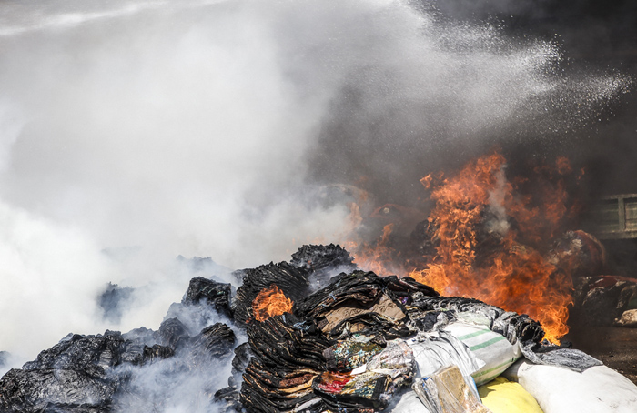 (تصاویر) آتش‌زدن 15میلیارد تومان کالای قاچاق