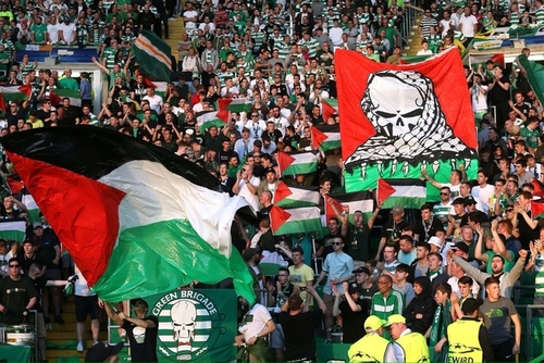 اسکاتلندی ها در بازی با اسراییل پرچم فلسطین را بالا بردند (+تصاویر)
