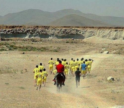 تصویری از علی دایی که روی اسب بازیکنانش را هدایت می کند!
