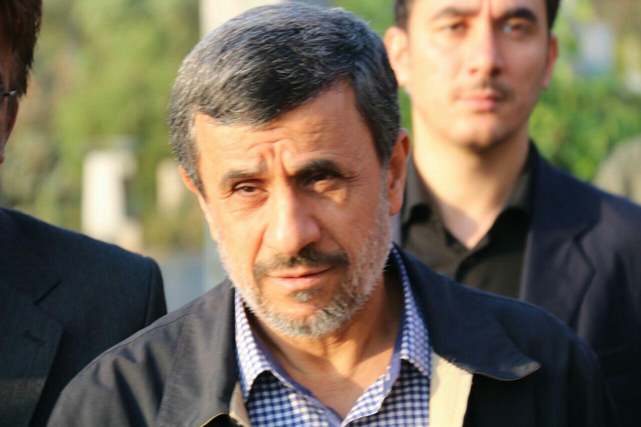 حاشیه‌های حضور احمدی‌نژاد در حرم امام (ره)