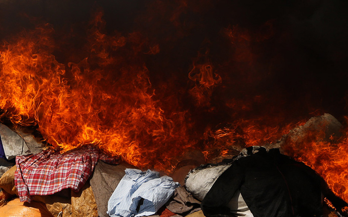 (تصاویر) آتش زدن 100تن کالای قاچاق در تهران