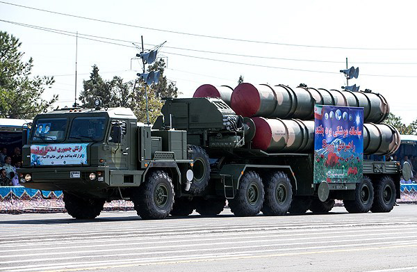 از نمایش S-300 و موشک عماد در تهران تا رژه جنگنده‌ها در خلیج فارس