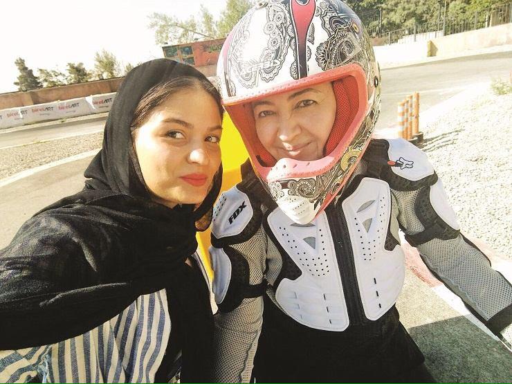 موتورسواری ستاره زن سینما با مربی خصوصی
