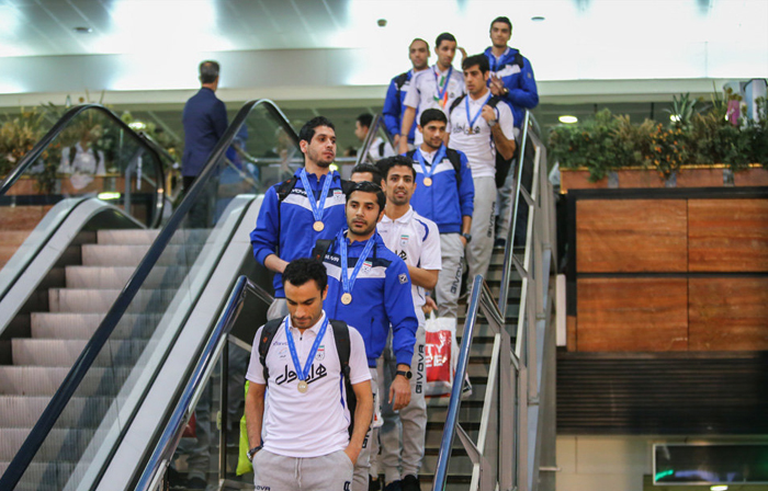 (تصاویر) استقبال از تیم ملی فوتسال در فرودگاه