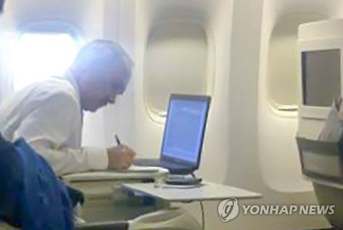 (تصاویر) سرمربی کره در هواپیما تیم ملی ایران را آنالیز کرد