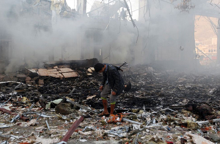 (تصاویر) حمله عربستان به مراسم عزا در یمن