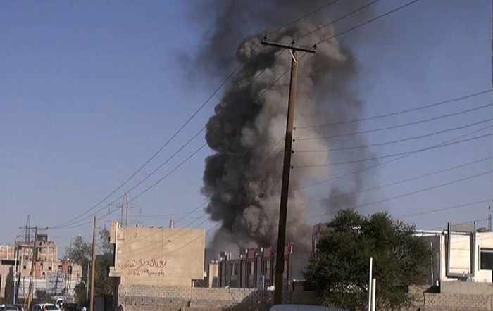 (تصاویر) حمله عربستان به مراسم عزا در یمن