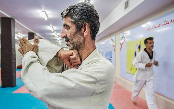 (تصاویر) رفتگری که قهرمان کاراته است