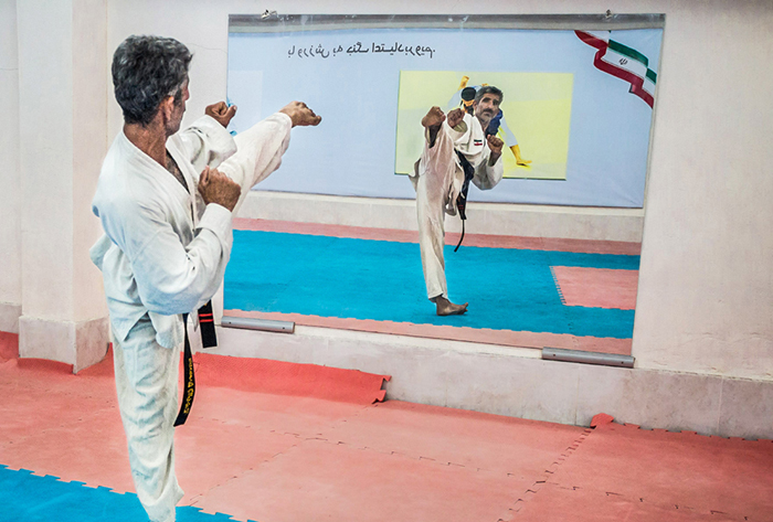 (تصاویر) رفتگری که قهرمان کاراته است