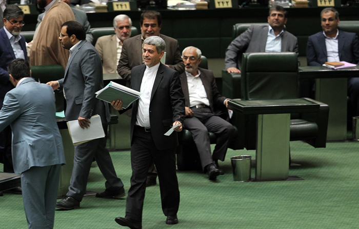 (تصاویر) وزیر اقتصاد با سند به مجلس رفت