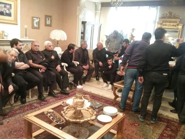 (عکس) کادر فنی و بازیکنان استقلال در منزل مرحوم پورحیدری