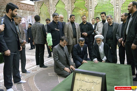 استقبال سرد از احمدی‌نژاد در حرم امام