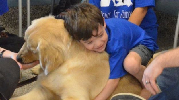 (تصاویر) دوستی پسربچه اوتیستیک با یک سگ