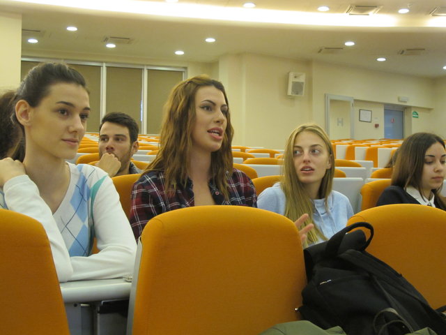 (تصاویر) پاسخ‌های نرگس آبیار به دانشجویان صرب