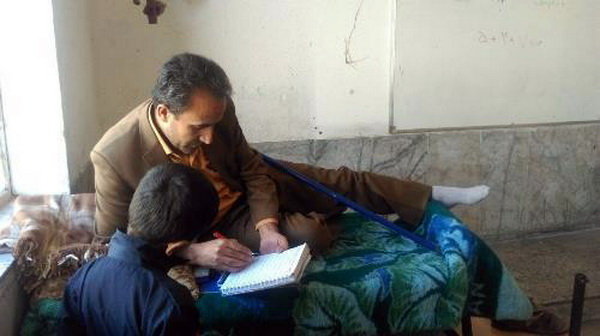 (تصویر) معلم یاسوجی روی تخت در کلاس تدریس می‌کند