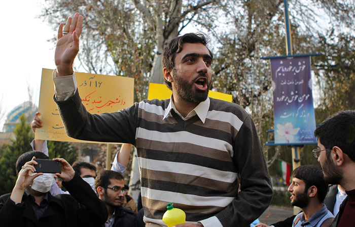 (تصاویر) حضور مجید انصاری در دانشگاه حاشیه ساز شد