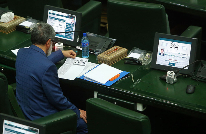 (تصاویر) مطهری در حال خواندن کیهان