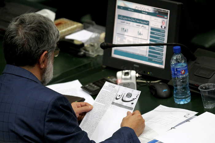 (تصاویر) مطهری در حال خواندن کیهان