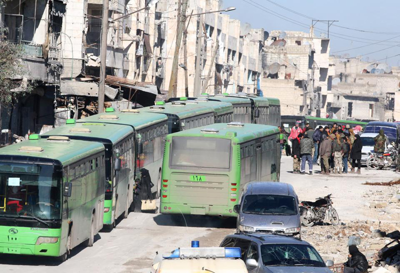 (تصاویر) انتقال تروریست‌ها از حلب زیر عکس اسد!
