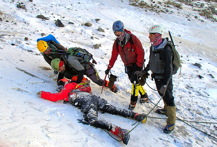 (تصاویر) یافتن جسد کوهنورد مالزیایی در دماوند