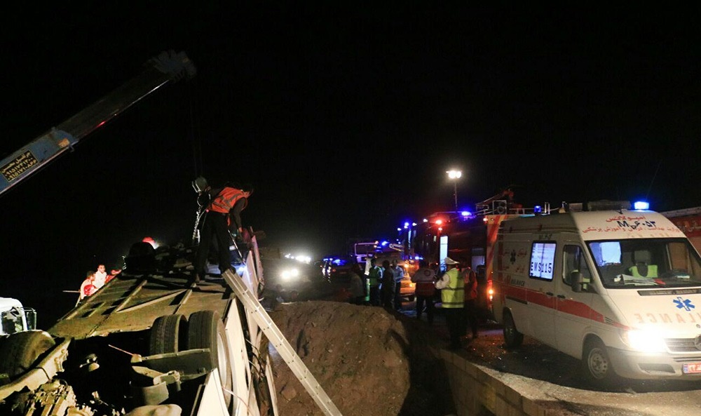 (تصاویر) واژگونی اتوبوس در جاده سبزوار- شاهرود