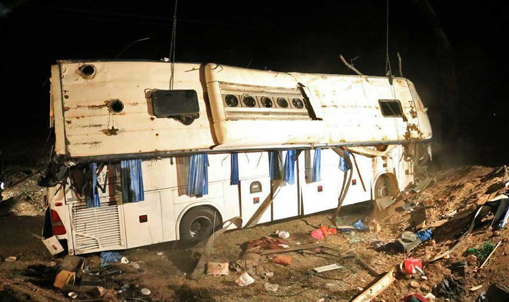 (تصاویر) واژگونی اتوبوس در جاده سبزوار- شاهرود
