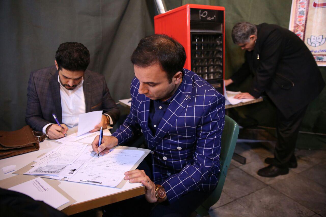 (تصویر) ثبت‌نام مجری شبکه 3 در انتخابات