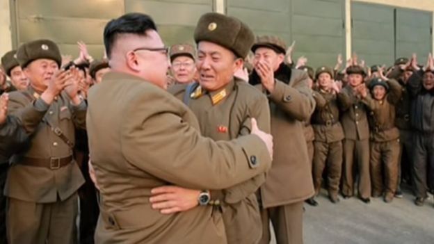 رهبر کره شمالی چه کسی را کول گرفت؟ +(تصویر)