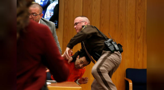 (تصاویر) حمله به لری نصار در دادگاه